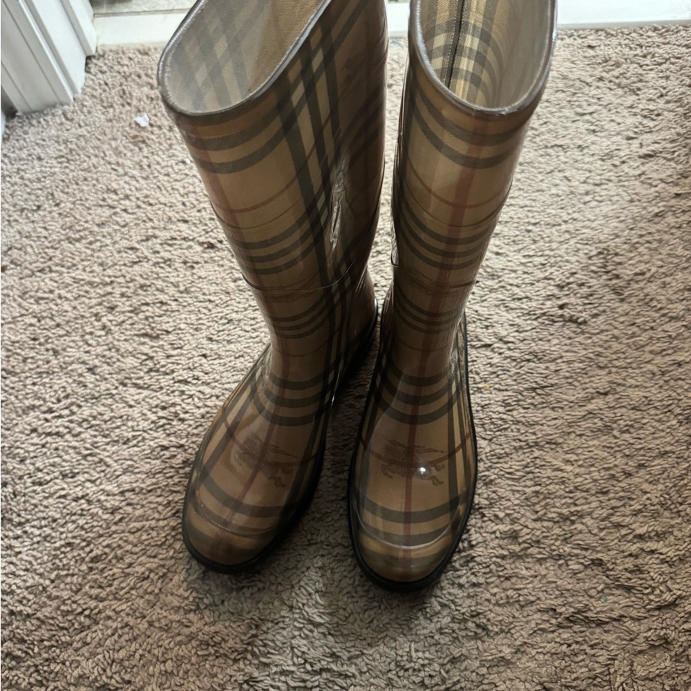 Burberry boots - Picture 2 of 3